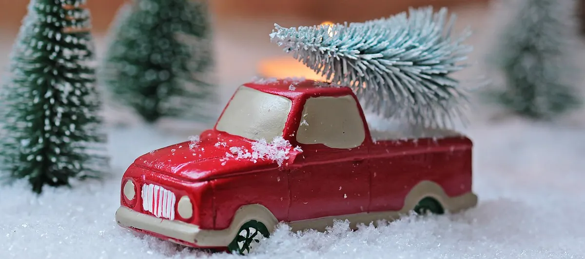 A UK Christmas Social Media Content Calendar for Small Creators
